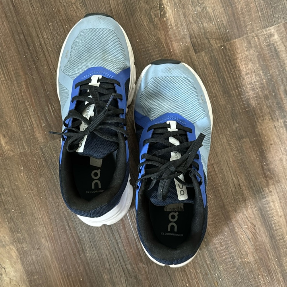 ON cloud runners, 8.5, blue and navy